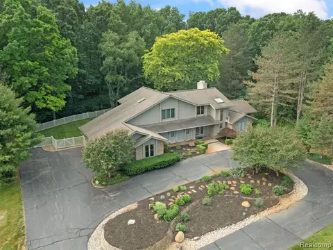 8126 Valleyview Dr, Clarkston, MI 48348