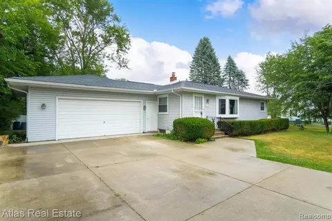 6242 Lanman Dr, Waterford, MI 48329