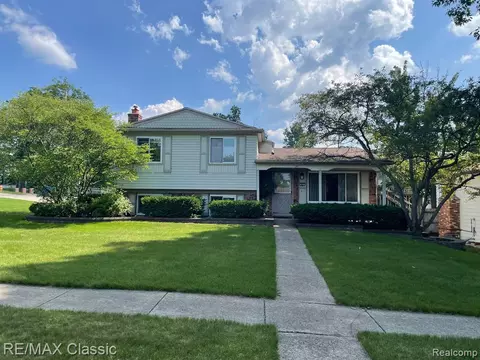 5805 Thornaby Dr, Waterford, MI 48329