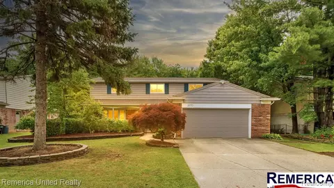 3670 Kings Point Dr, Troy, MI 48083