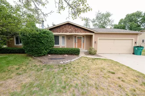 3246 Kenicott Dr, Commerce Twp, MI 48390
