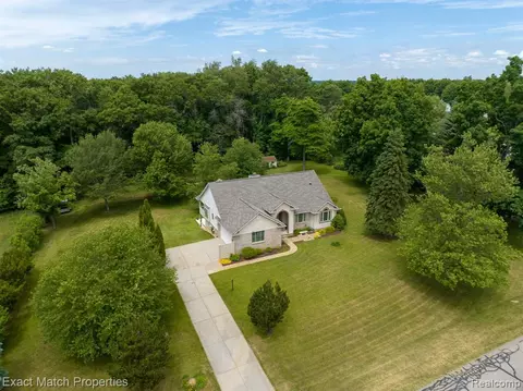6101 Hickory Meadows Dr, White Lake, MI 48383