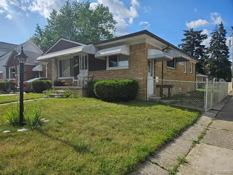15053 Stephens Dr, Eastpointe, MI 48021