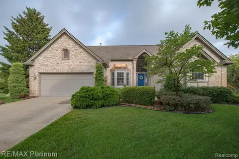 4119 Autumn View Ct, Fenton, MI 48430