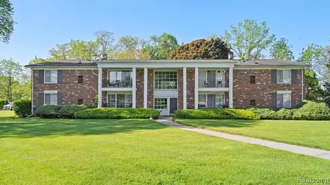 448 Fox Hills Dr S #6, Bloomfield Hills, MI 48304