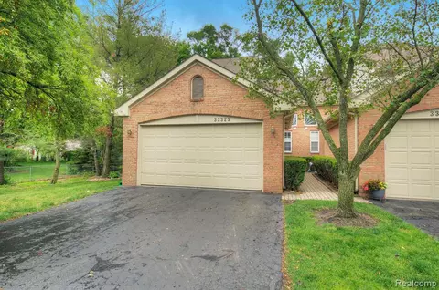 33325 Norfolk St, Livonia, MI 48152