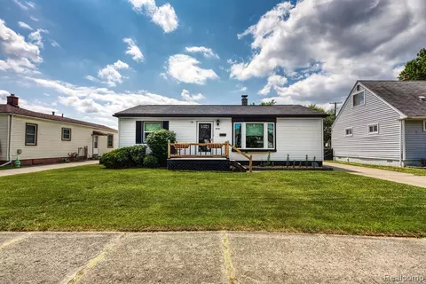 5739 Helen St, Garden City, MI 48135