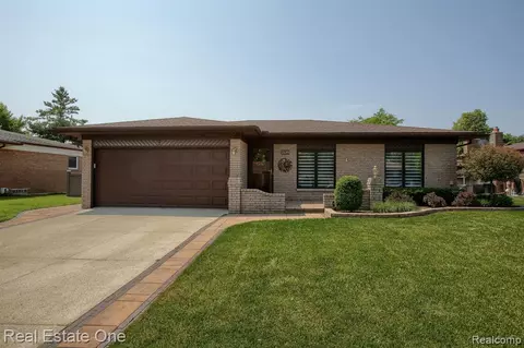 2538 Mellowood Dr, Sterling Heights, MI 48310