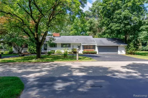 151 Woodland Dr, South Lyon, MI 48178