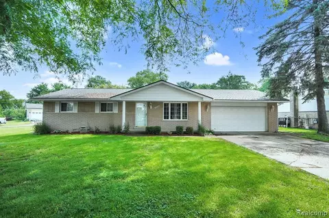 39824 Duluth St, Harrison Township, MI 48045