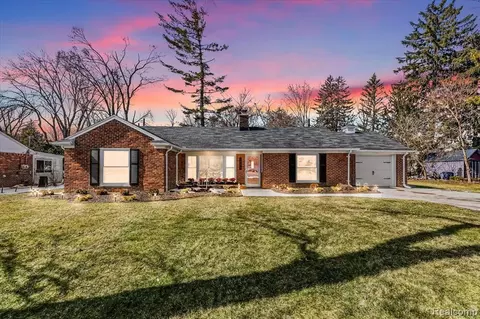 31245 Sheridan Dr, Beverly Hills, MI 48025