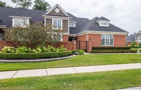 3941 Appaloosa Dr, Troy, MI 48084