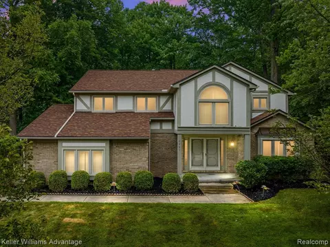 6981 Indian Creek Dr, West Bloomfield, MI 48322