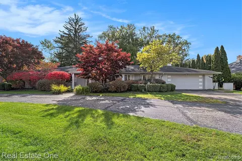 27541 Lakehills Dr, Franklin, MI 48025