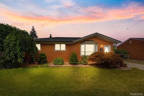 29347 Palomino Dr, Warren, MI 48093