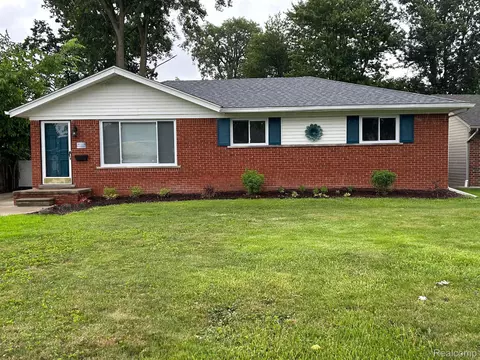 30124 Gloria St, Saint Clair Shores, MI 48082