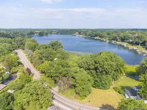 0013 Watkins Lake Rd, Waterford, MI 48328