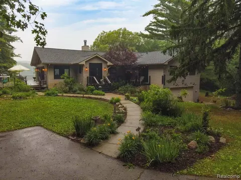 375 Markwood Dr, Oxford, MI 48370