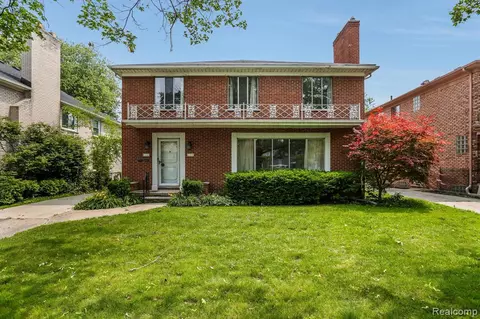 834 Harcourt Rd, Grosse Pointe Park, MI 48230
