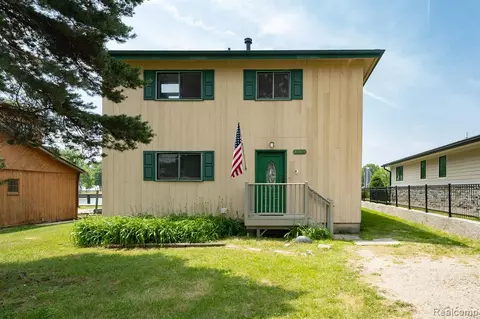 37801 Huron Pointe Dr, Harrison Township, MI 48045