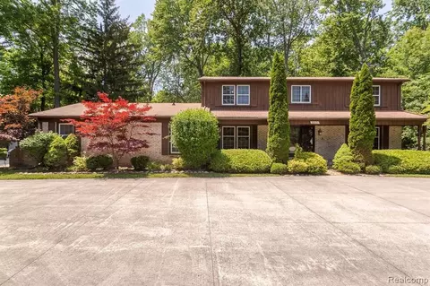 30121 Stellamar St, Beverly Hills, MI 48025