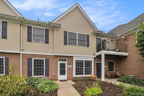 1114 Rial Lake Dr, Howell, MI 48843
