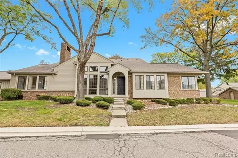 7254 Creeks Bend Ct, West Bloomfield, MI 48322