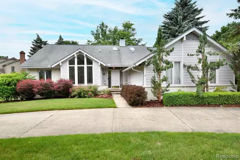 1525 Greenwich Dr, Troy, MI 48098