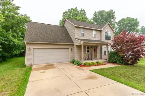 6658 Doyon Dr S, Waterford, MI 48327