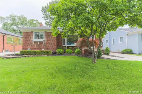 1530 Aline Dr, Grosse Pointe Woods, MI 48236