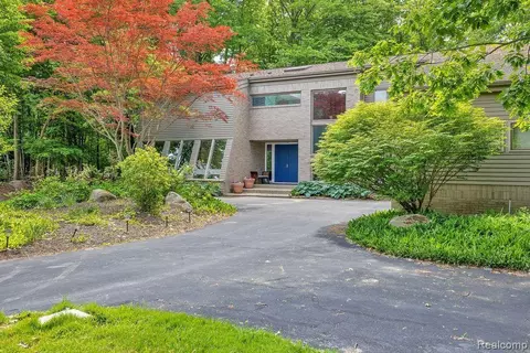6090 Pickwood Ct, West Bloomfield, MI 48322