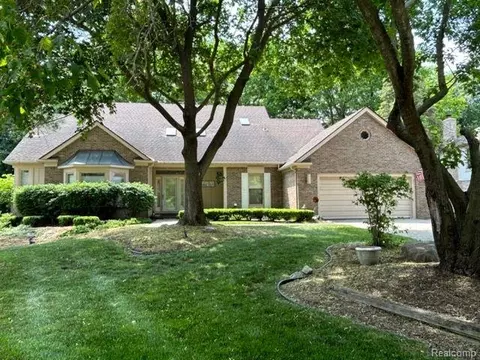 19931 Wayne Rd, Livonia, MI 48152
