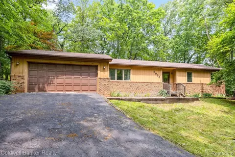 5030 Waw Ban See Dr, Clarkston, MI 48348