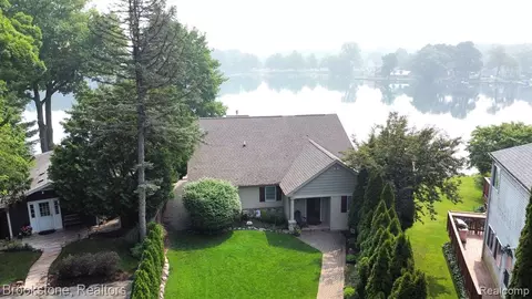 5956 Long Point Dr, Davisburg, MI 48350
