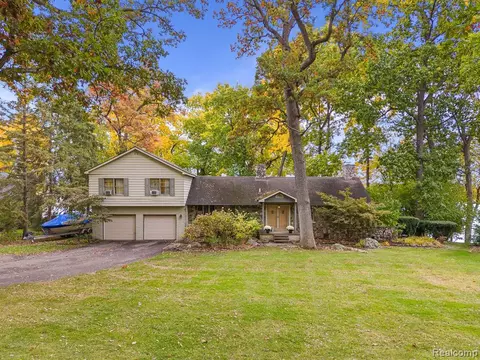 1114 Long Lake Dr, Brighton, MI 48114