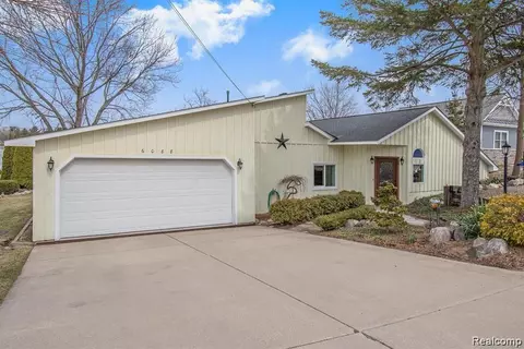 6088 Lakeview Park Dr, Fenton, MI 48451