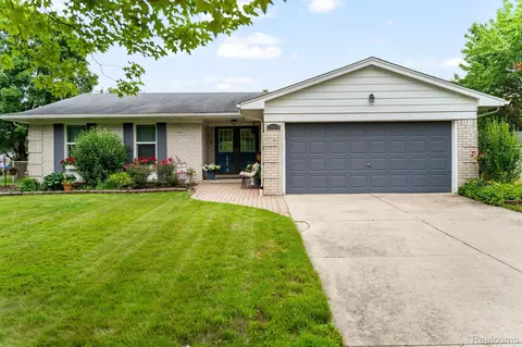 18430 Westbrook Dr, Livonia, MI 48152