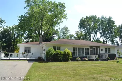 86 Glanworth St, Lake Orion, MI 48362