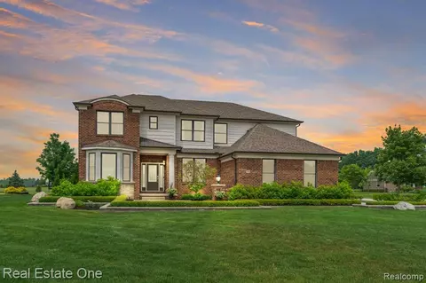 185 Oakland Crest Dr, Rochester, MI 48306