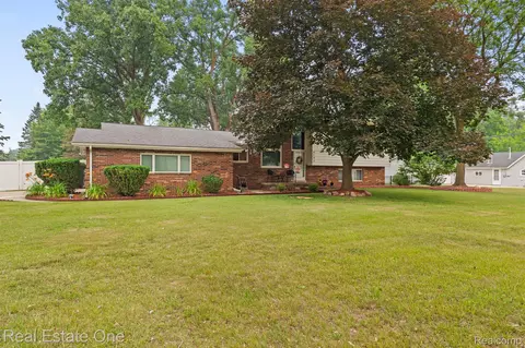 8792 Gray St, Westland, MI 48185