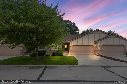 42349 Willow Tree Ln W, Clinton Township, MI 48038