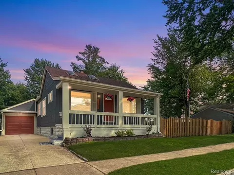 22314 Helen St, Saint Clair Shores, MI 48080