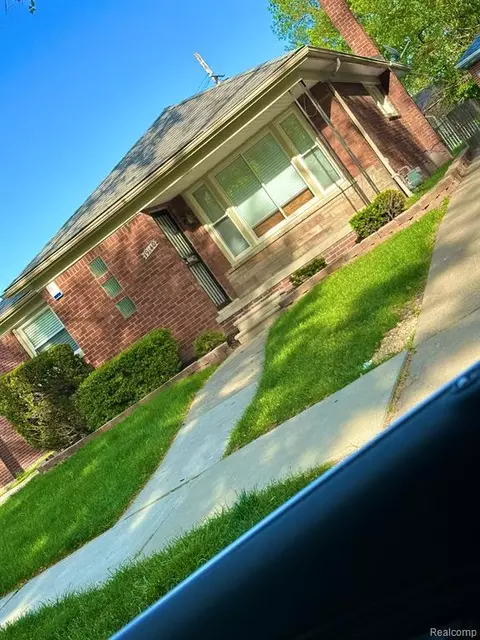 19140 Edgefield St, Grosse Pointe, MI 48236