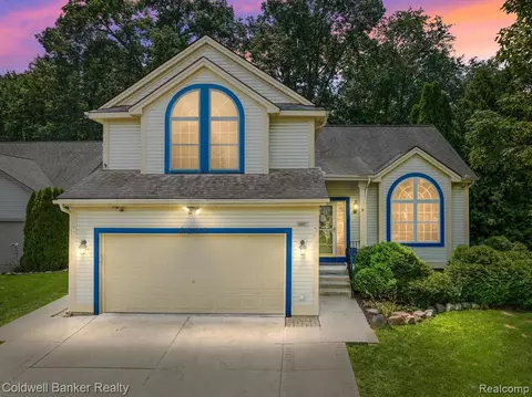 6897 Fox Ln, Waterford, MI 48327