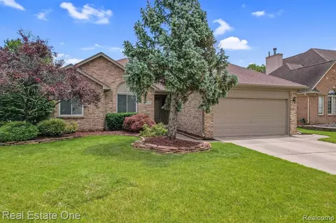 48228 Lincoln Dr, Macomb, MI 48044