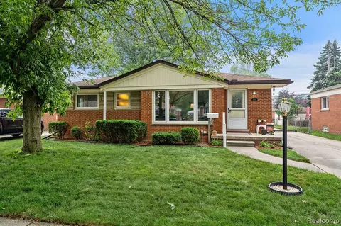 1804 E Longmeadow Rd, Trenton, MI 48183