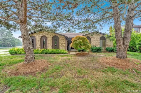40405 Firesteel Dr, Sterling Heights, MI 48313