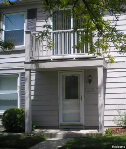 2707 Fox Hollow Ct, Lake Orion, MI 48360