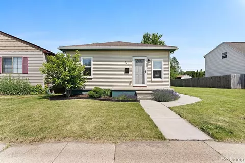 2411 Dickinson St, Trenton, MI 48183