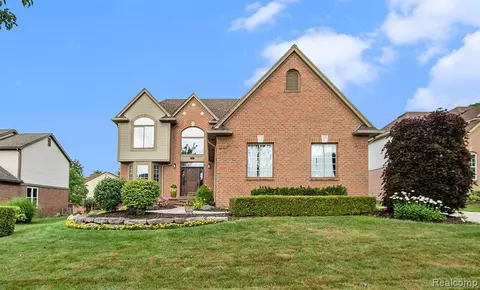 2724 Fox Woods Ln, Rochester Hills, MI 48307